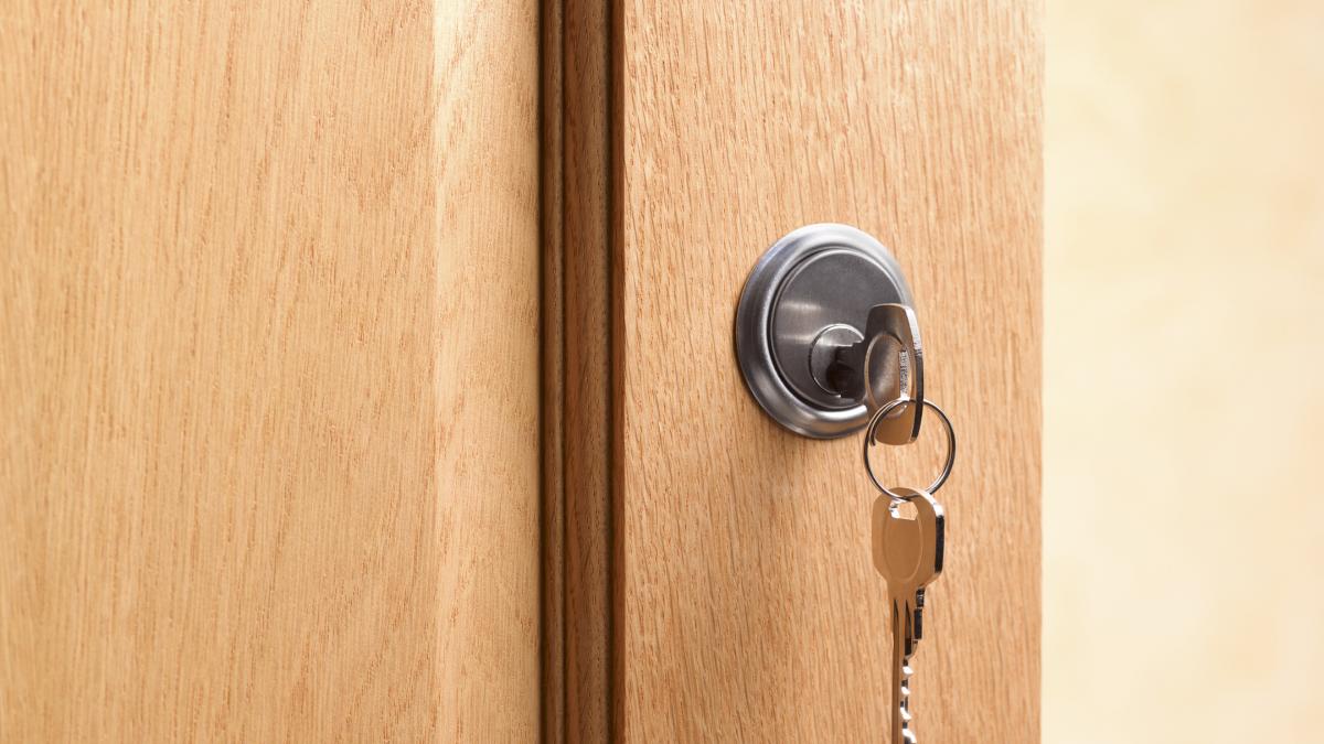 Una llave en una puerta, imagen del artículo de El HuffPost